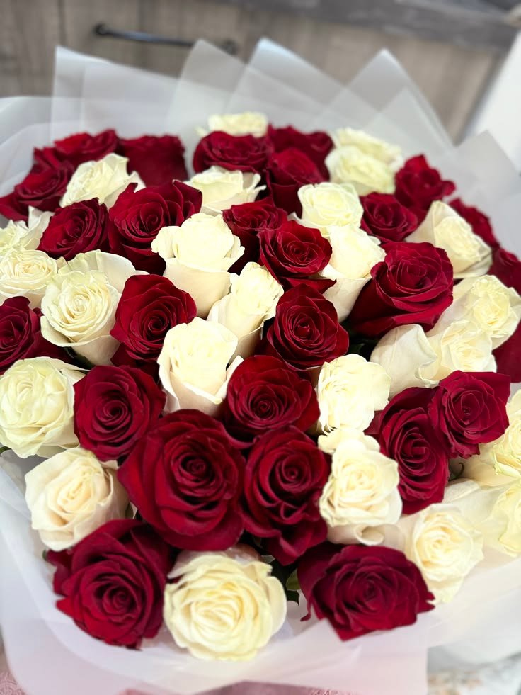 Grand Éclat – Roses Rouges & Gerberas Blancs
