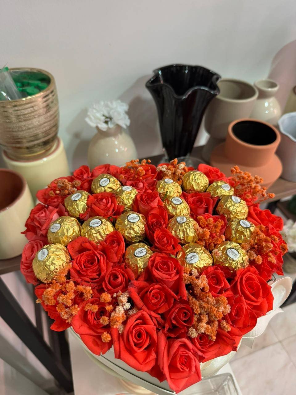Boîte de roses et chocolats
