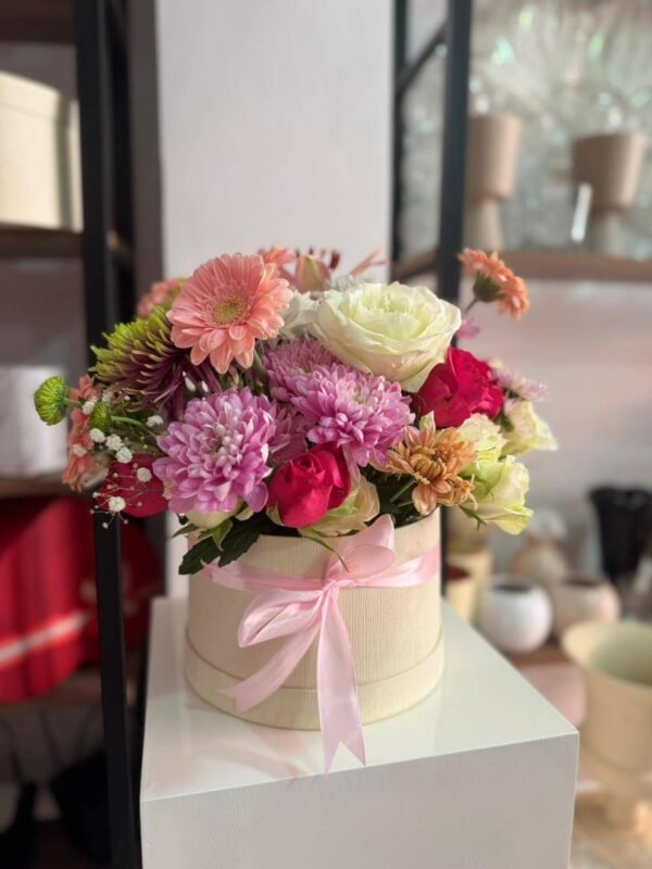 IMG-20260105-WA0028 Box de fleurs fraîches pastel avec roses chrysanthèmes et ruban rose