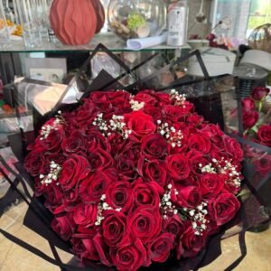 Grand bouquet de roses rouges et gypsophile