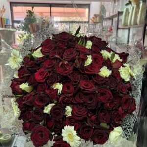 Grand bouquet de roses rouges et blanches avec gerberas blancs et dentelle