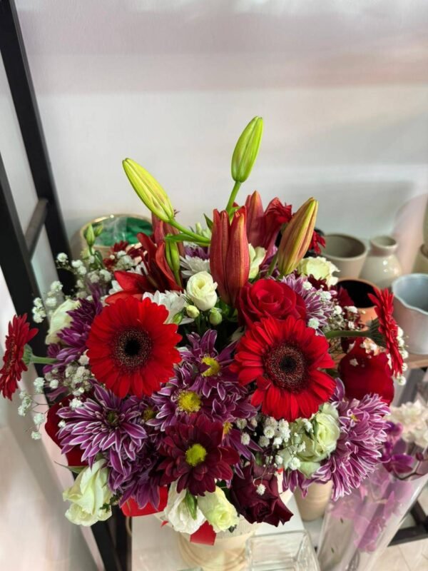 bouquet florale prestige avec lys rouges gerberas et chrysanthèmes violets