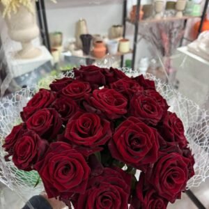 Bouquet de roses rouges passion et dentelle blanche avec ruban satin rouge