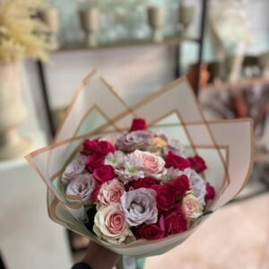 bouquet-romance-poudree-roses-fuchsia-lilas-marrakech-fleurs