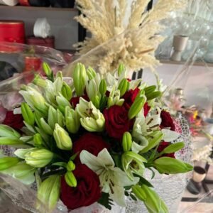 Bouquet de roses rouges et lys blancs de prestige