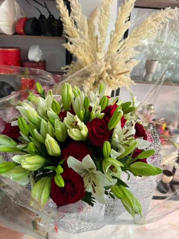 Bouquet de roses rouges et lys blancs de prestige